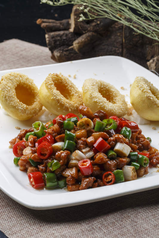 方形白瓷盘装的杂粮包肉丁儿图片