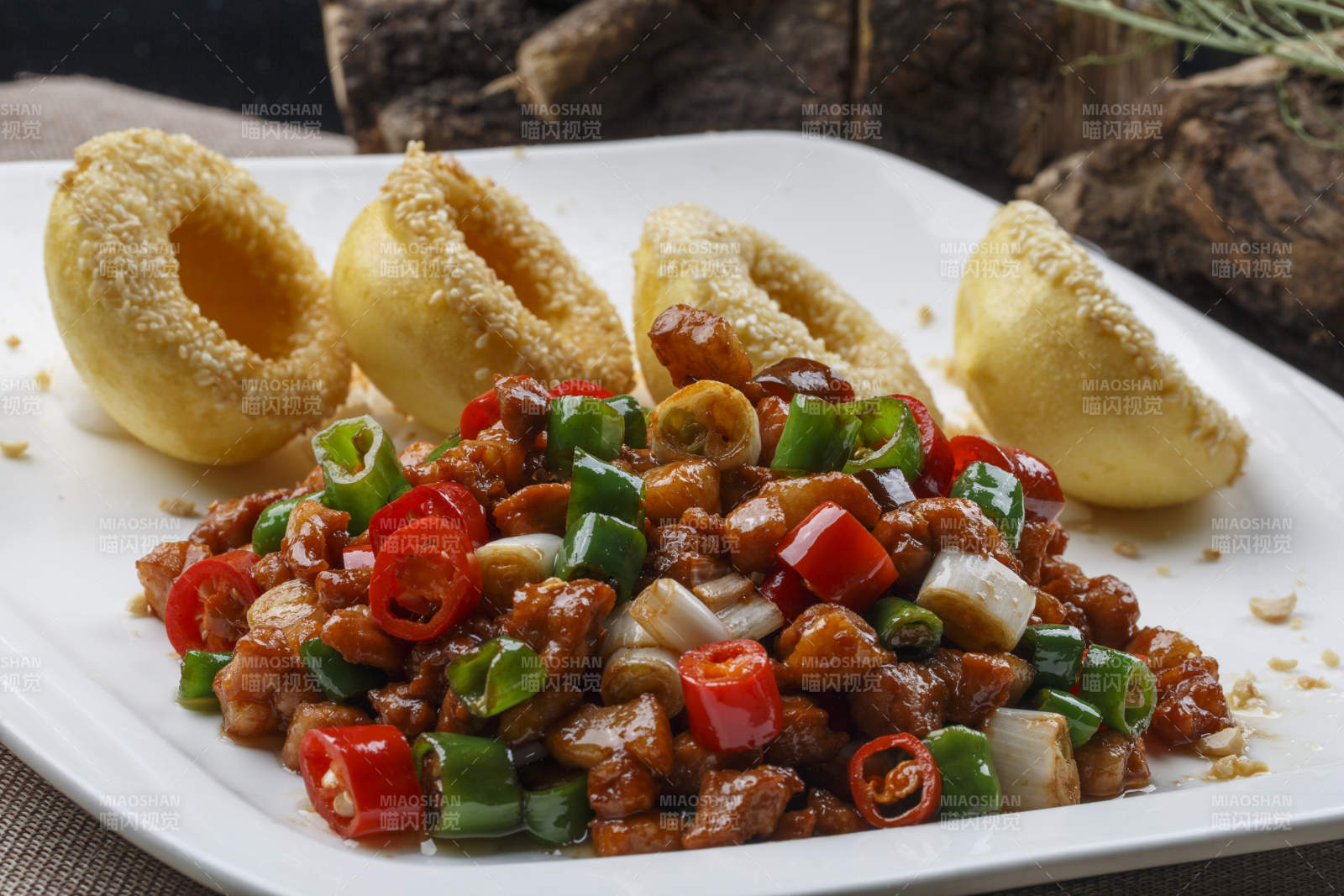 方形白瓷盘装的杂粮包肉丁儿图片