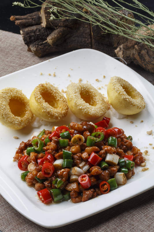 方形白瓷盘装的杂粮包肉丁儿图片