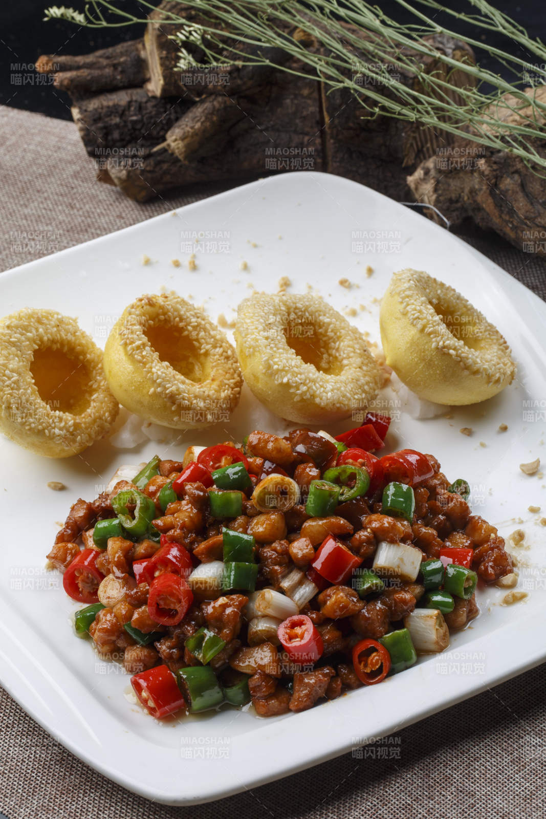 方形白瓷盘装的杂粮包肉丁儿图片