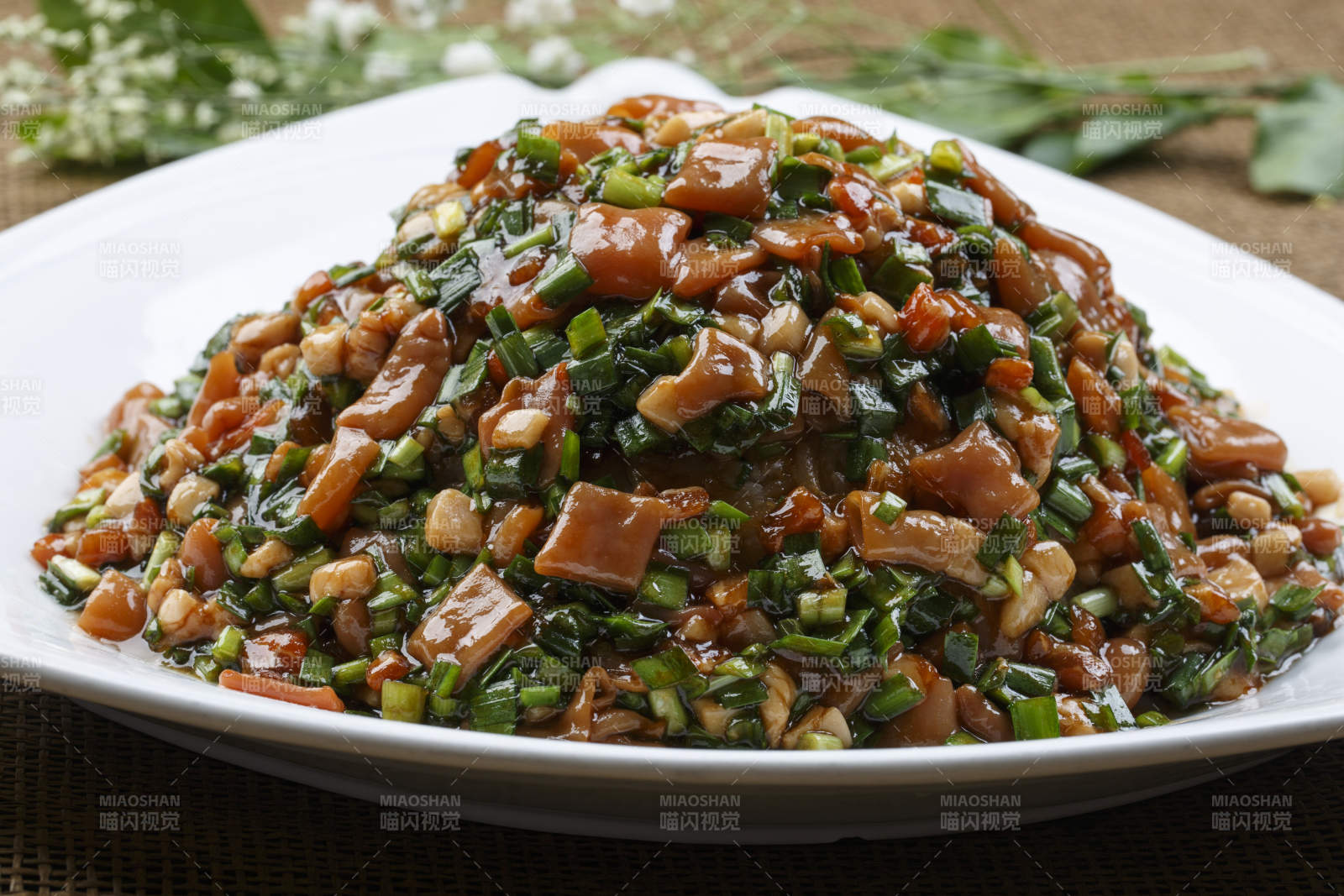 黑色铁锅装的垮炖海鲜杂鱼贴饼子图片