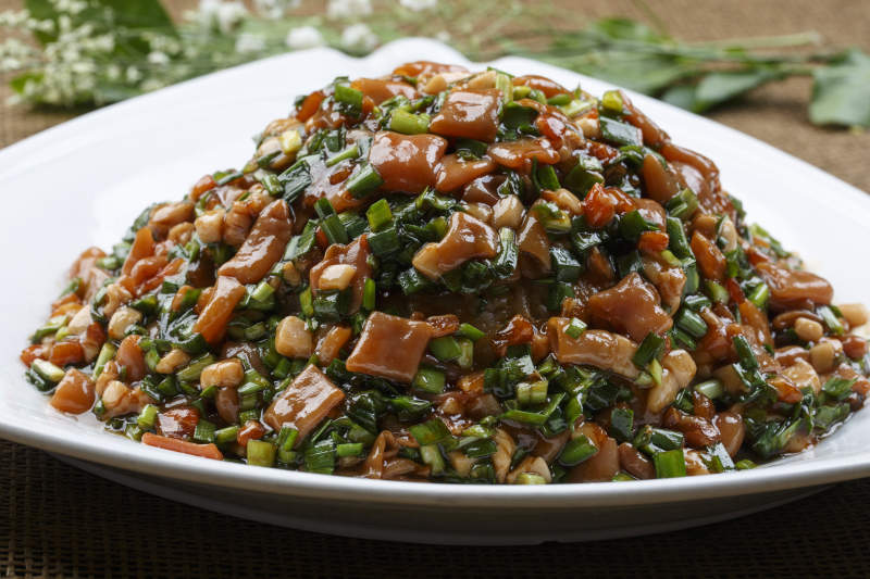 黑色铁锅装的垮炖海鲜杂鱼贴饼子图片