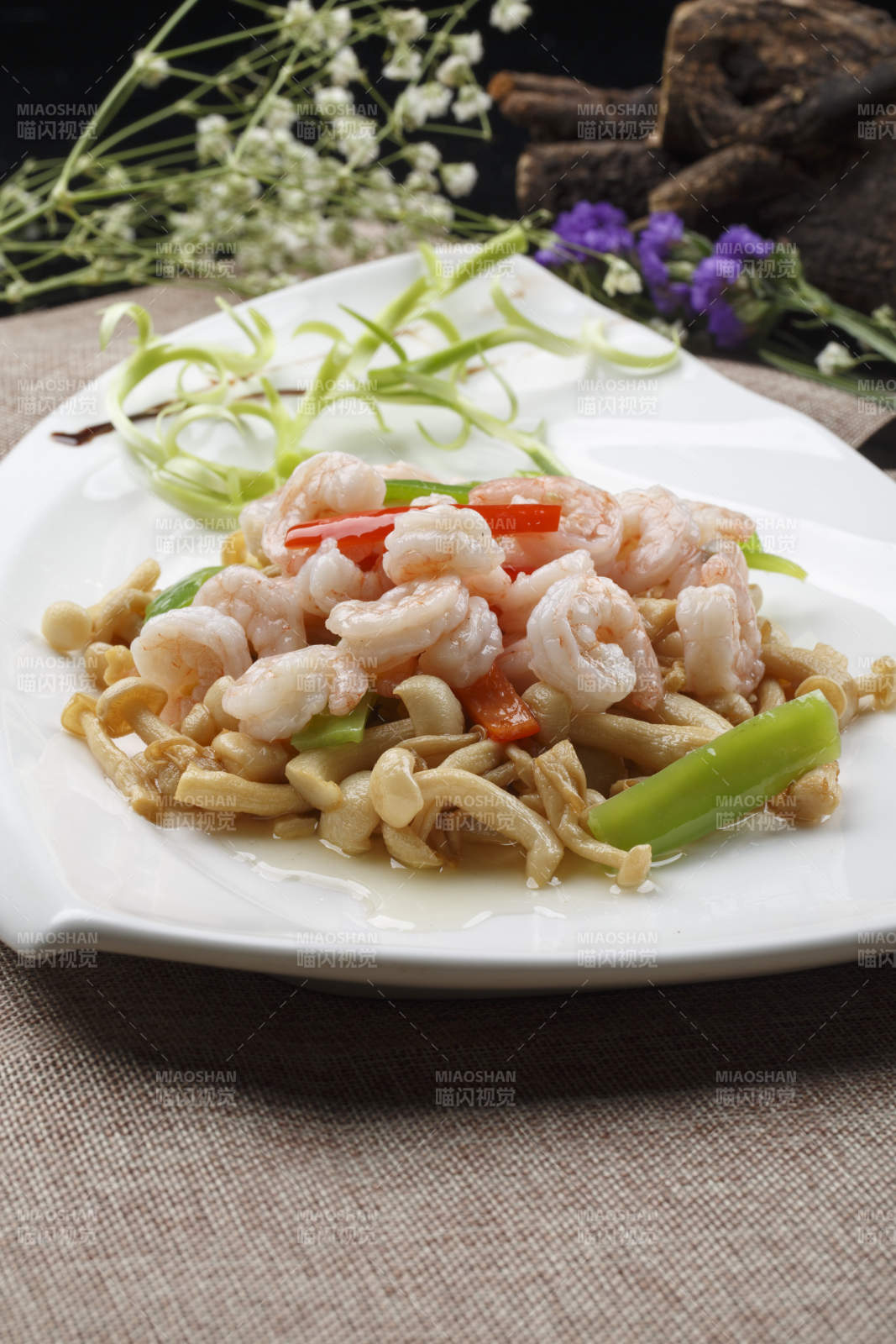 帆型白瓷盘装的山珍菌炒大虾仁图片