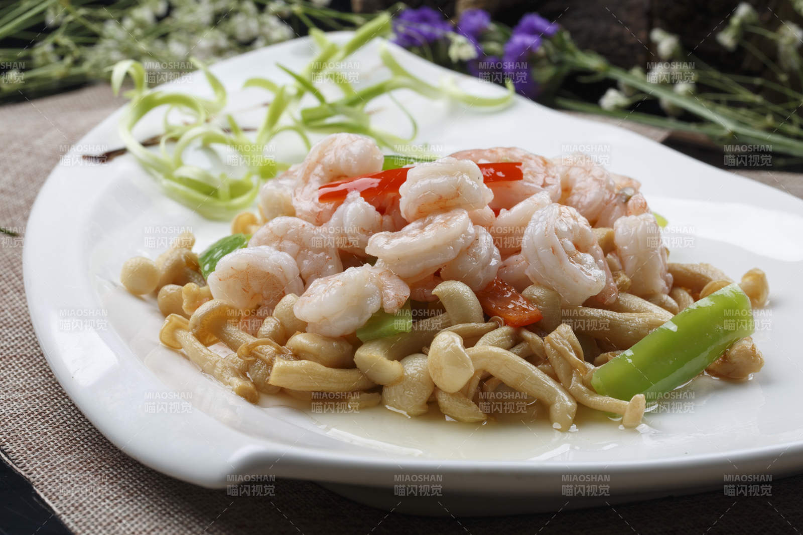 帆型白瓷盘装的山珍菌炒大虾仁图片