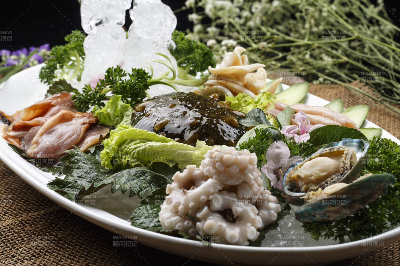 椭圆形白瓷盘装的胶东海鲜刺身拼盘图片