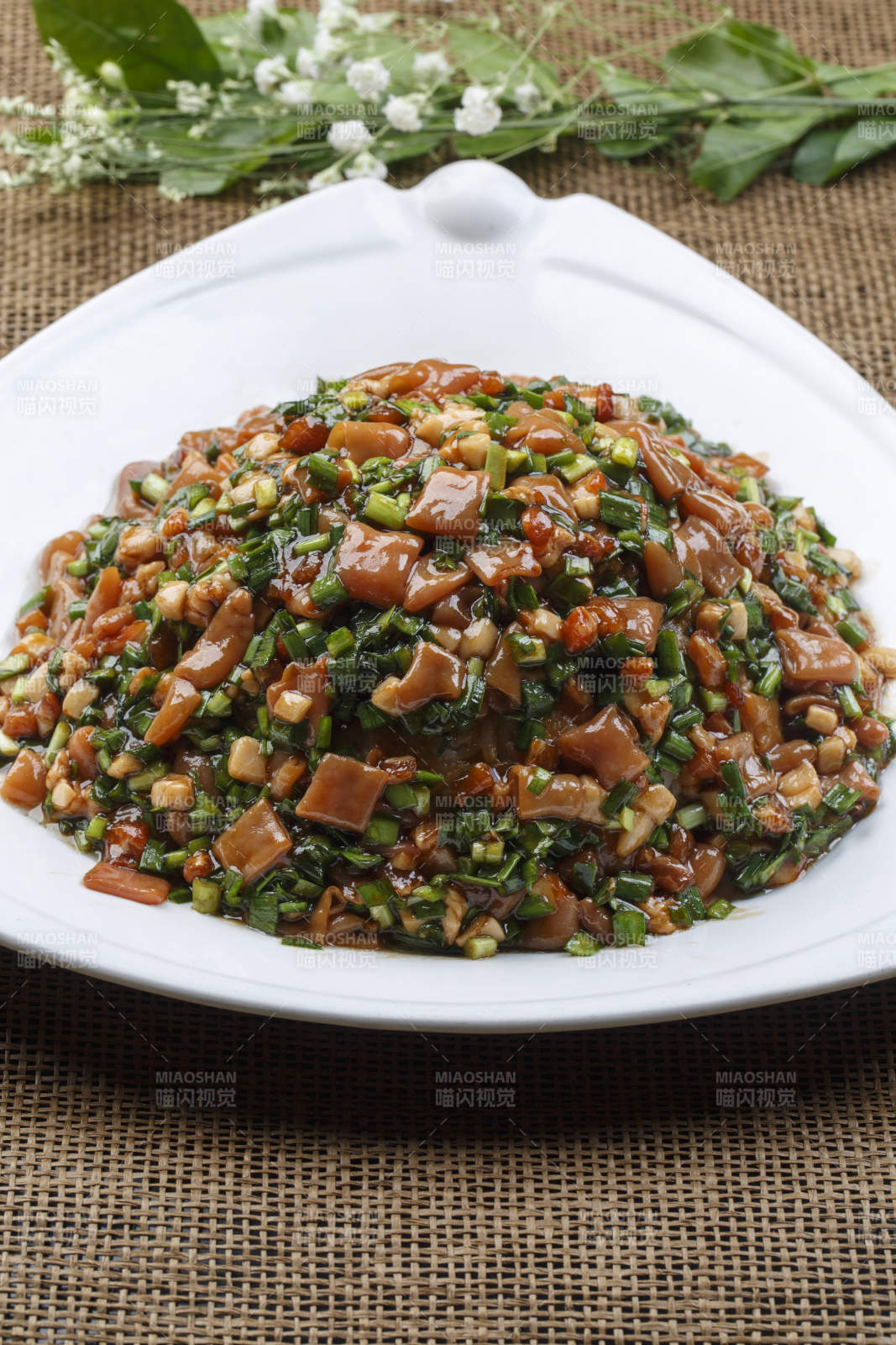 黑色铁锅装的垮炖海鲜杂鱼贴饼子图片