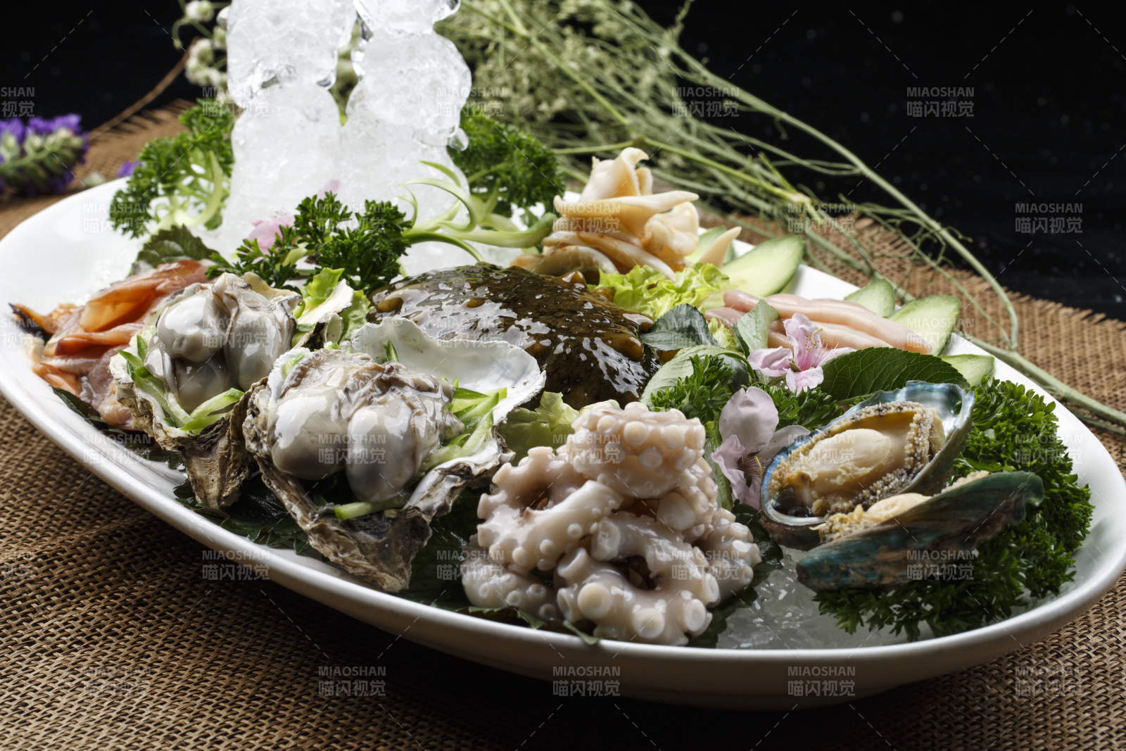 椭圆形白瓷盘装的胶东海鲜刺身拼盘图片