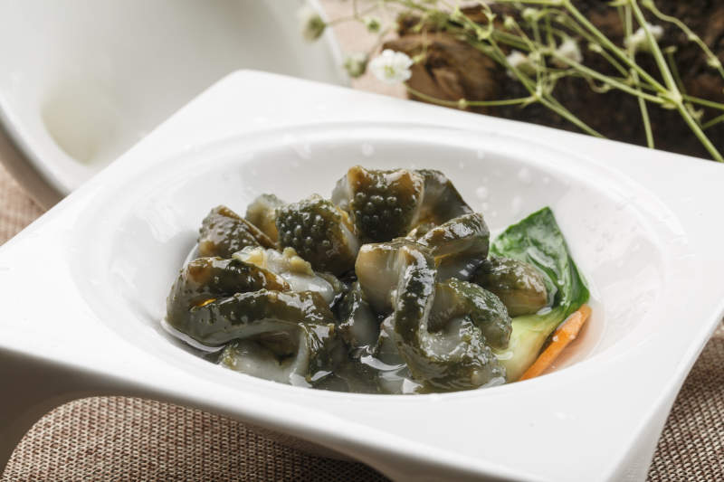 白色方形瓷盘装的海鲜冲浪活海参海参刺身图片