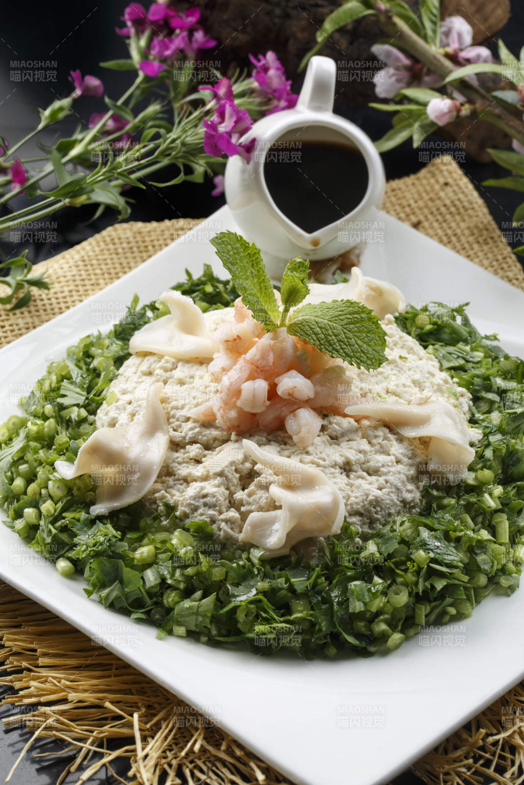 方形白瓷盘装的海鲜三鲜小豆腐图片