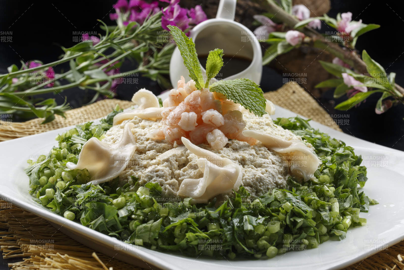 方形白瓷盘装的海鲜三鲜小豆腐图片