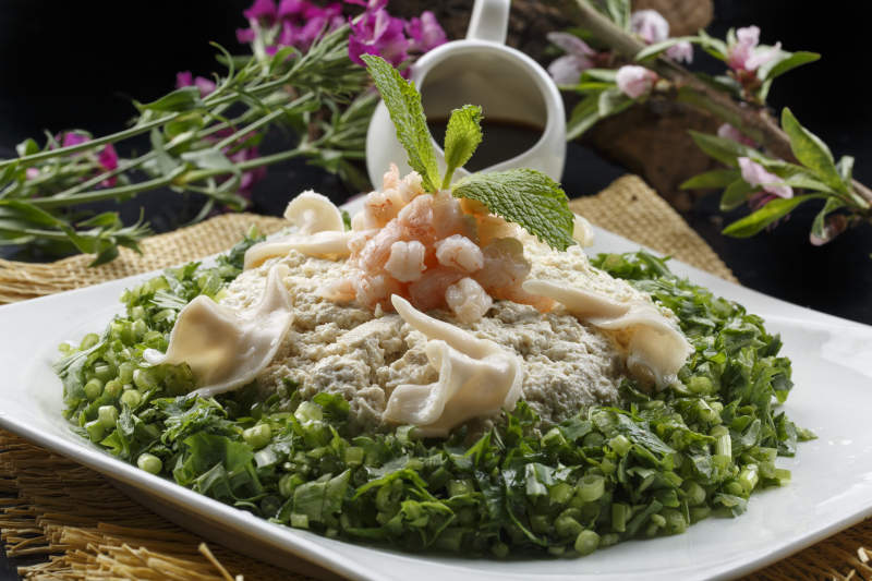 方形白瓷盘装的海鲜三鲜小豆腐图片