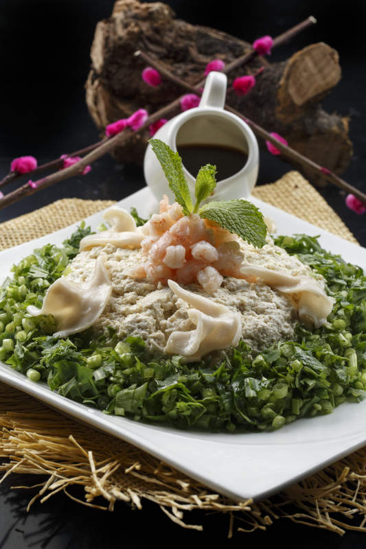 方形白瓷盘装的海鲜三鲜小豆腐图片