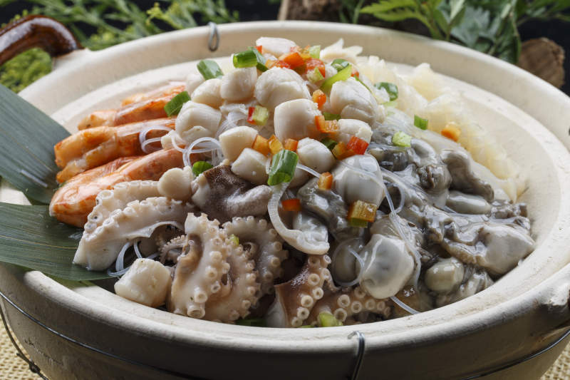 米色砂锅装的海鲜砂锅图片