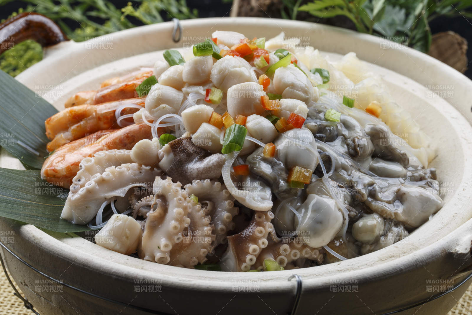 米色砂锅装的海鲜砂锅图片