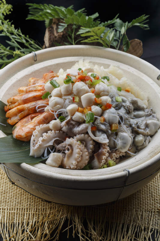 米色砂锅装的海鲜砂锅图片