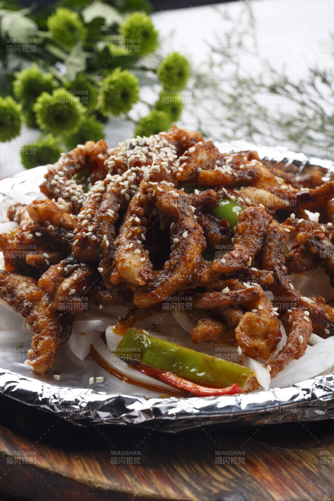 锡纸铁盘装的干煸鱿鱼须图片