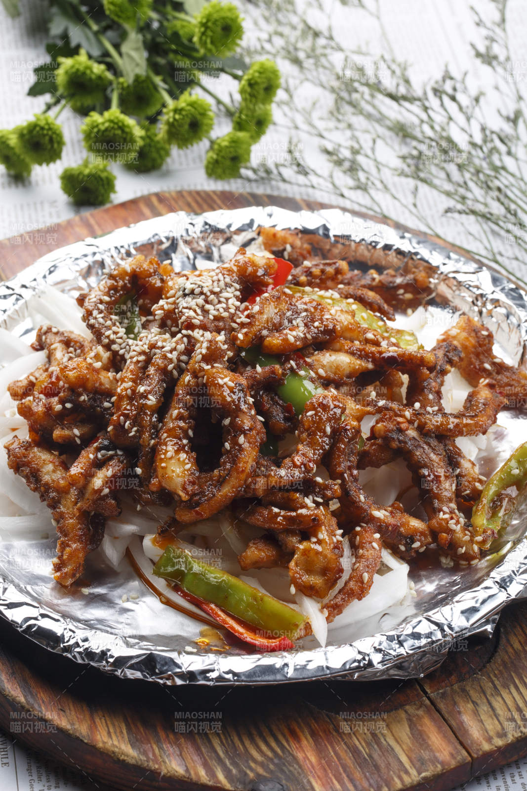 锡纸铁盘装的干煸鱿鱼须图片