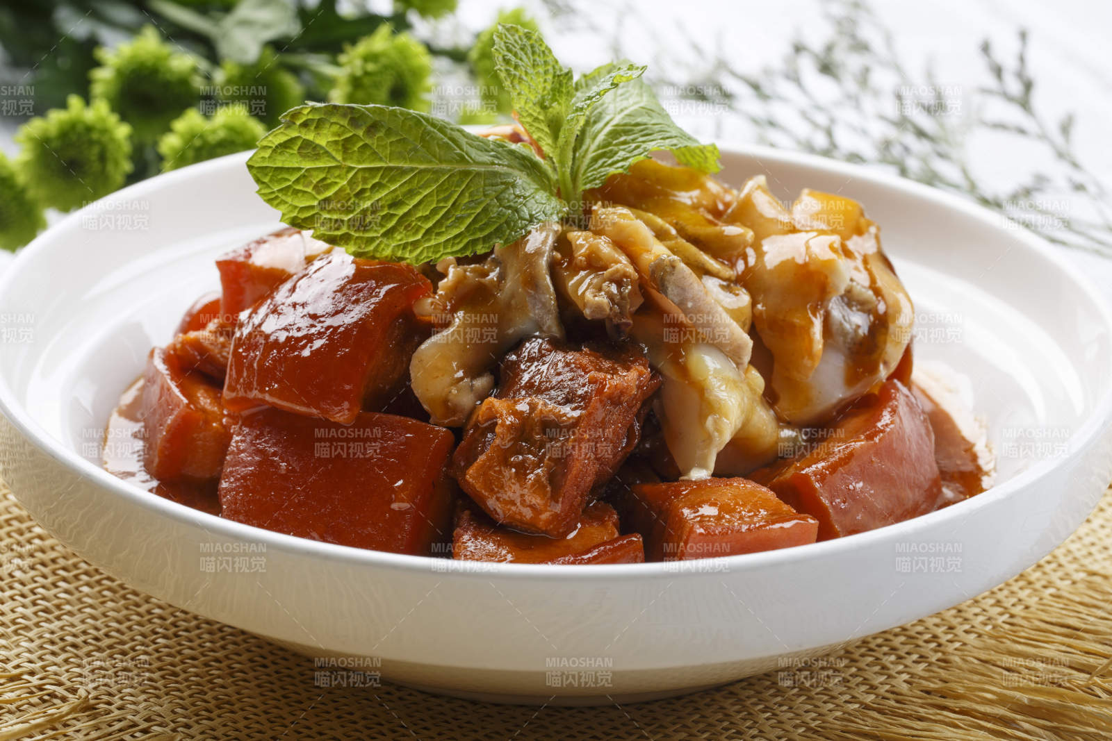 白色圆盘装的红烧肉焖海鲜螺片图片