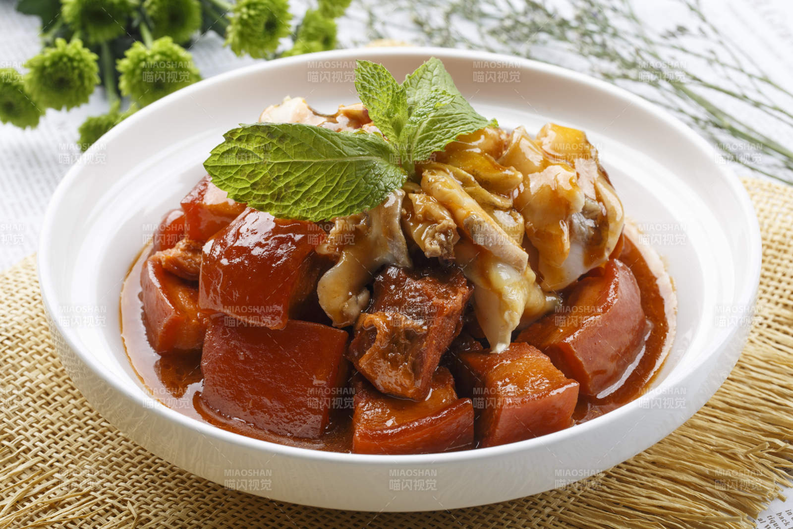 白色圆盘装的红烧肉焖海鲜螺片图片