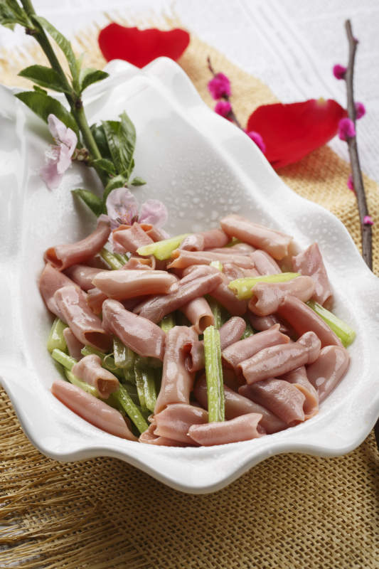 浪花边白色瓷盘装的海鲜清香海肠图片