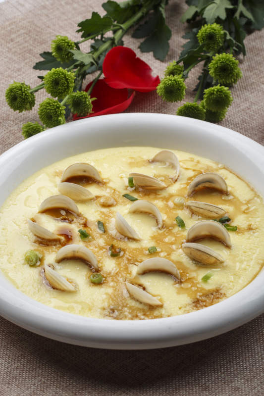 白色白瓷盘装的海鲜蛤肉蒸水蛋图片