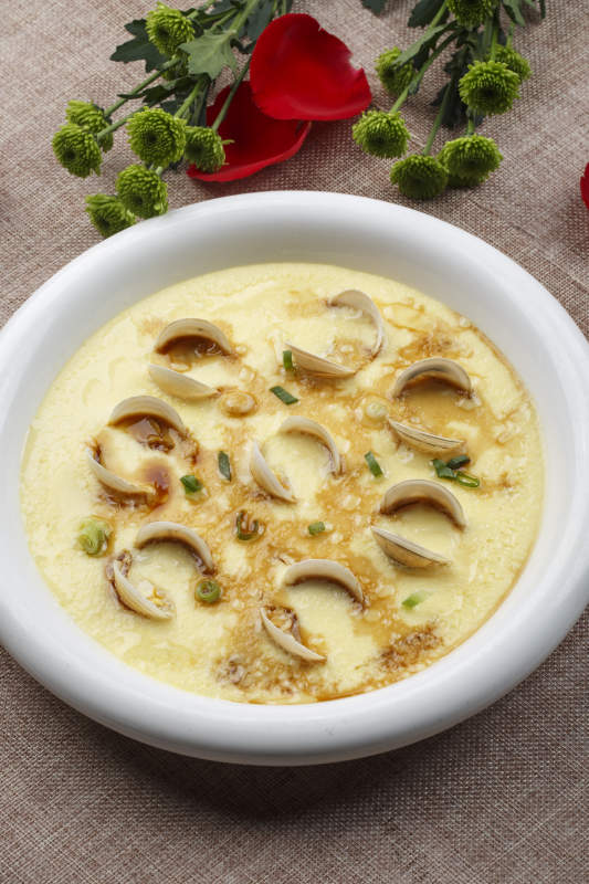 白色白瓷盘装的海鲜蛤肉蒸水蛋图片