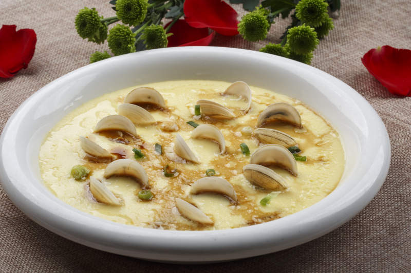 白色白瓷盘装的海鲜蛤肉蒸水蛋图片