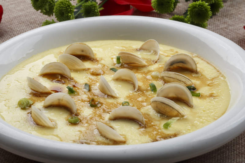 白色白瓷盘装的海鲜蛤肉蒸水蛋图片