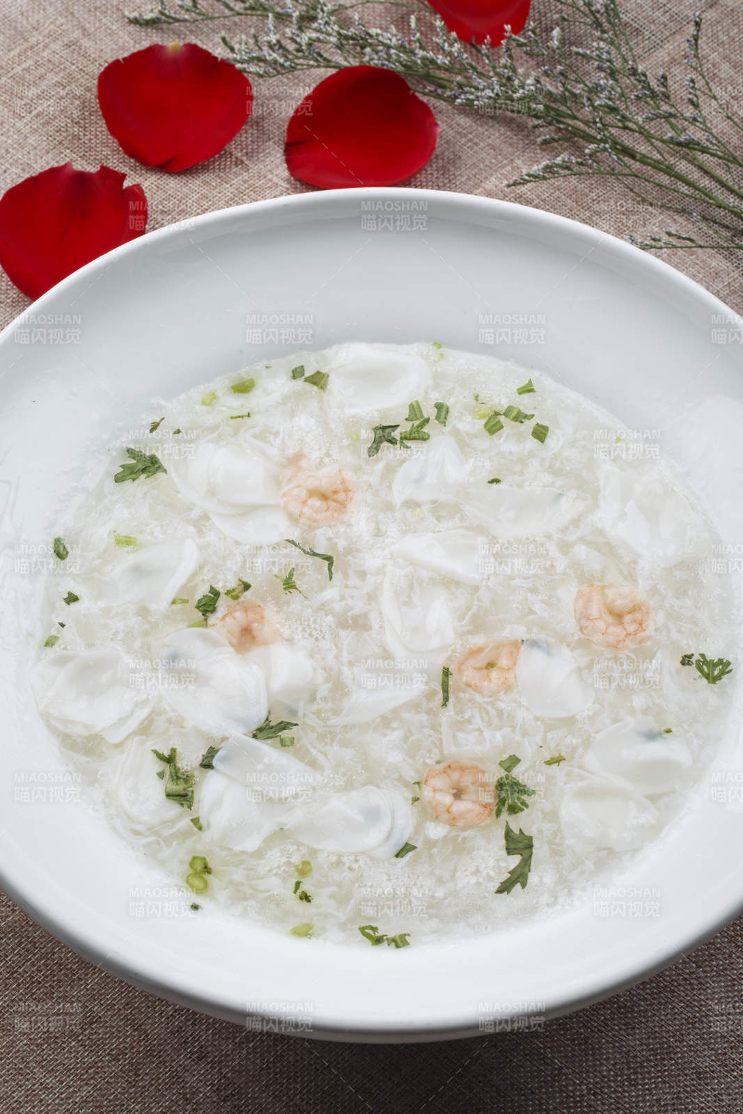 白色圆形汤瓷盆装的乌鱼虾仁蛋花汤图片