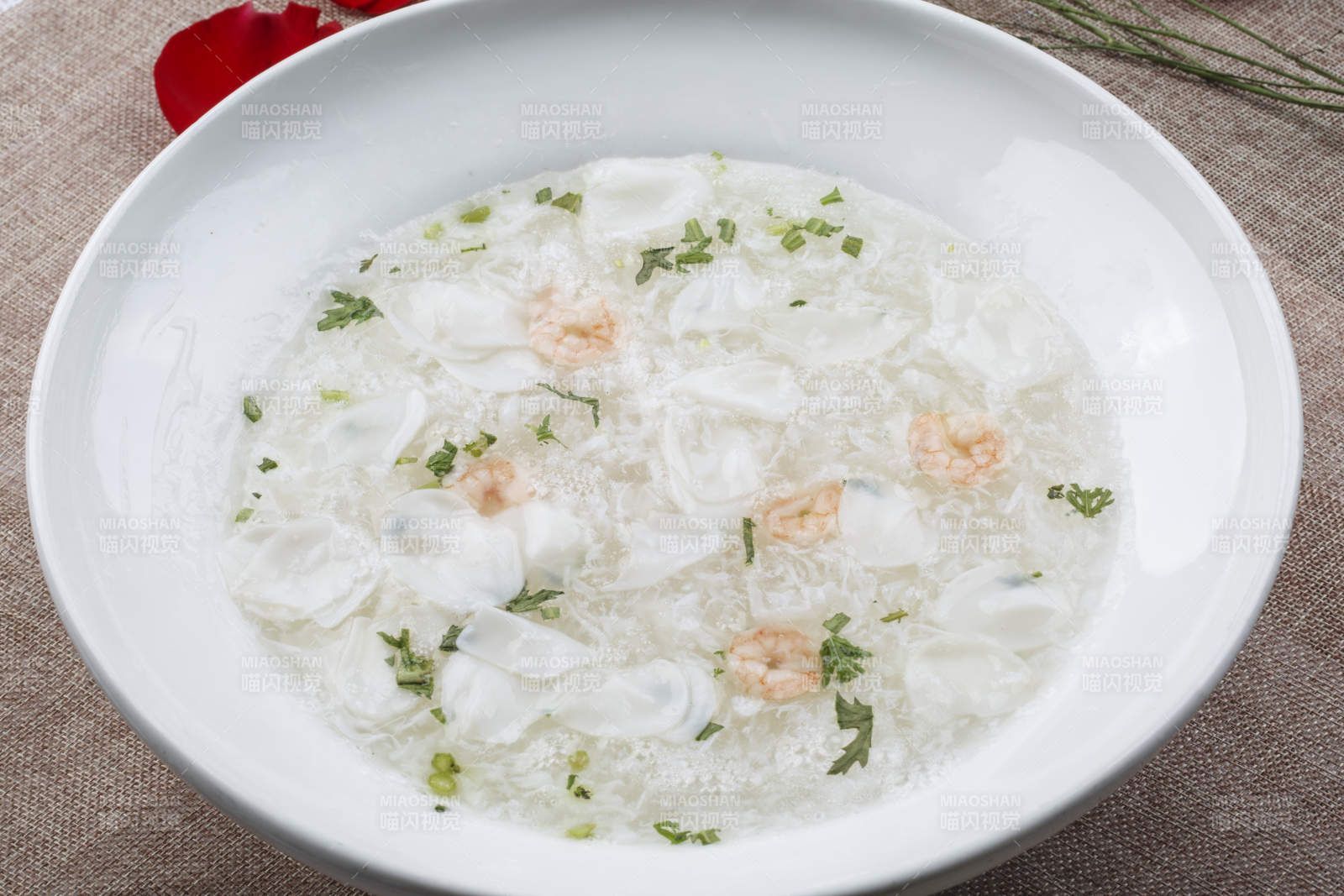 白色圆形汤瓷盆装的乌鱼虾仁蛋花汤图片