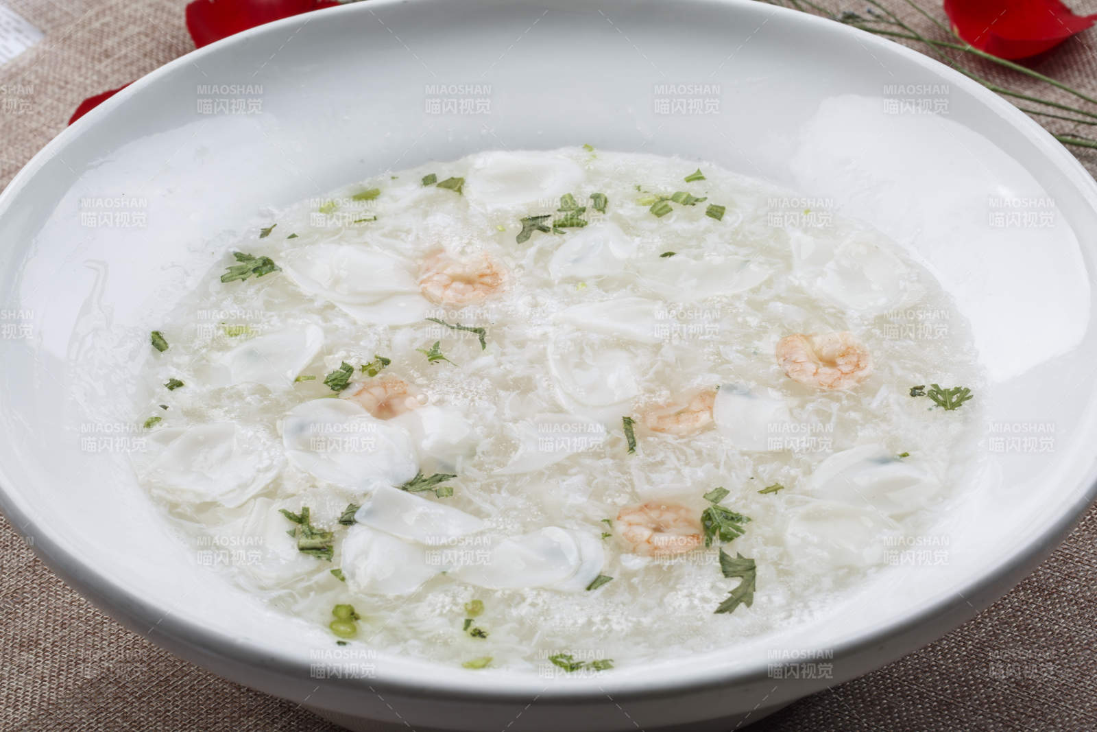 白色圆形汤瓷盆装的乌鱼虾仁蛋花汤图片
