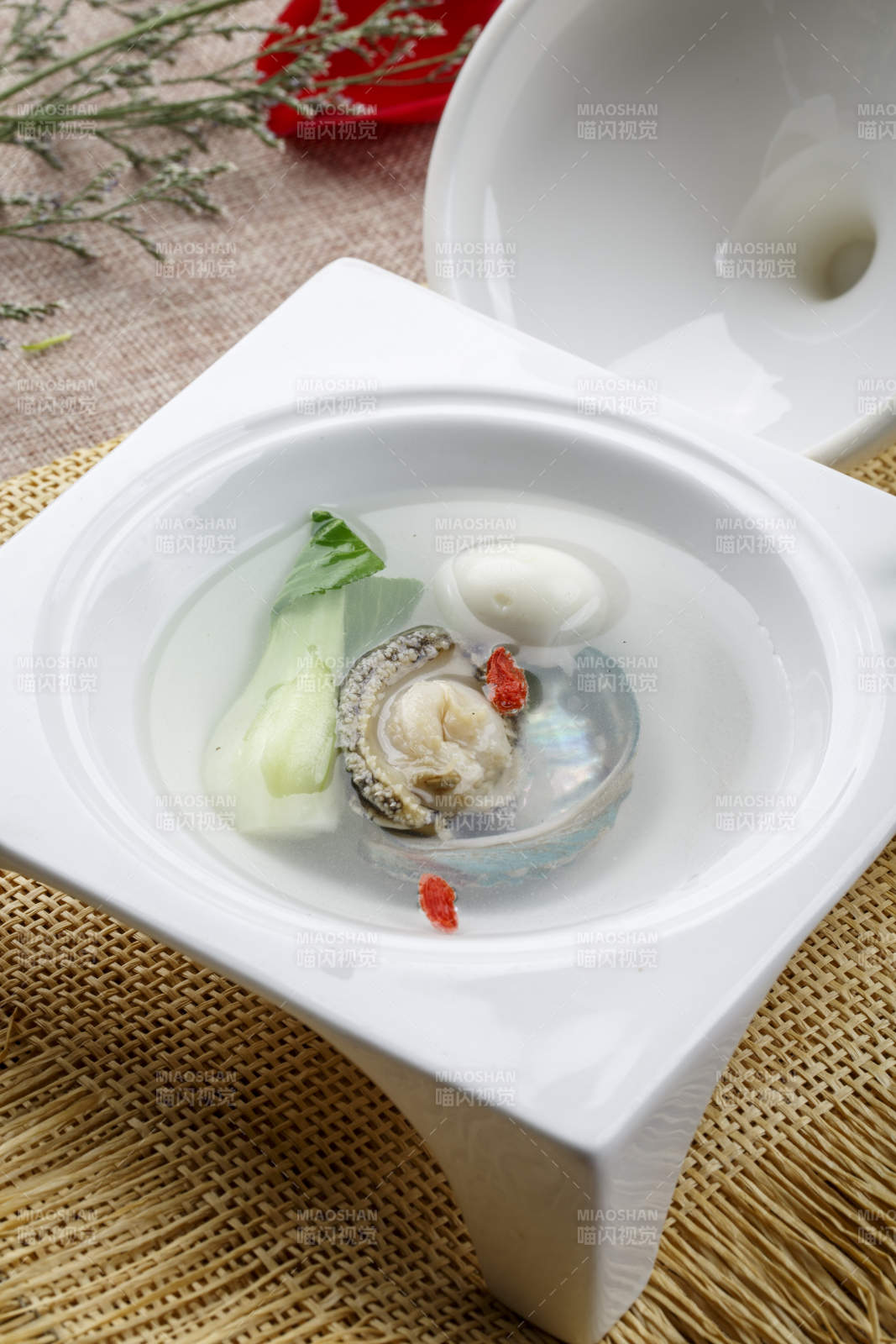 白色方形瓷汤盘装的清汤鲍鱼图片