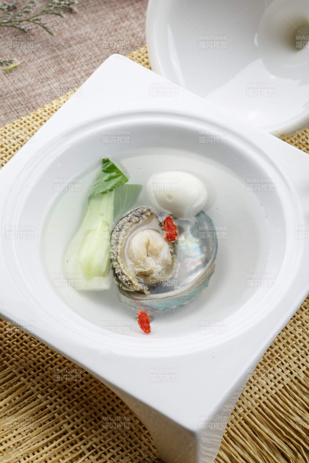 白色方形瓷汤盘装的清汤鲍鱼图片