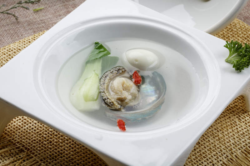 白色方形瓷汤盘装的清汤鲍鱼图片