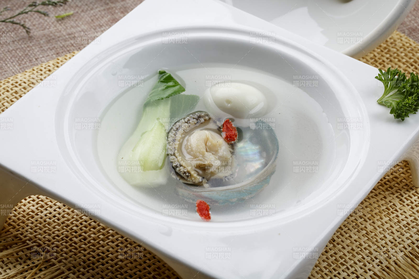 白色方形瓷汤盘装的清汤鲍鱼图片