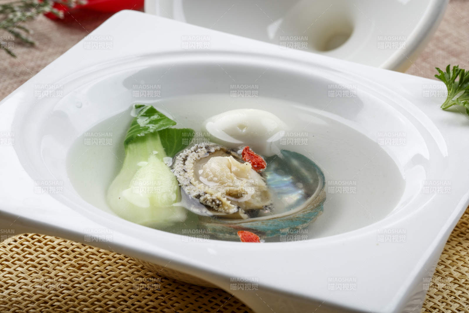 白色方形瓷汤盘装的清汤鲍鱼图片