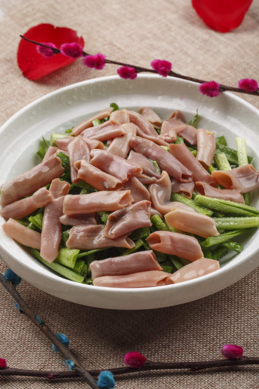 圆形白瓷盘装的海鲜韭菜炒海肠图片