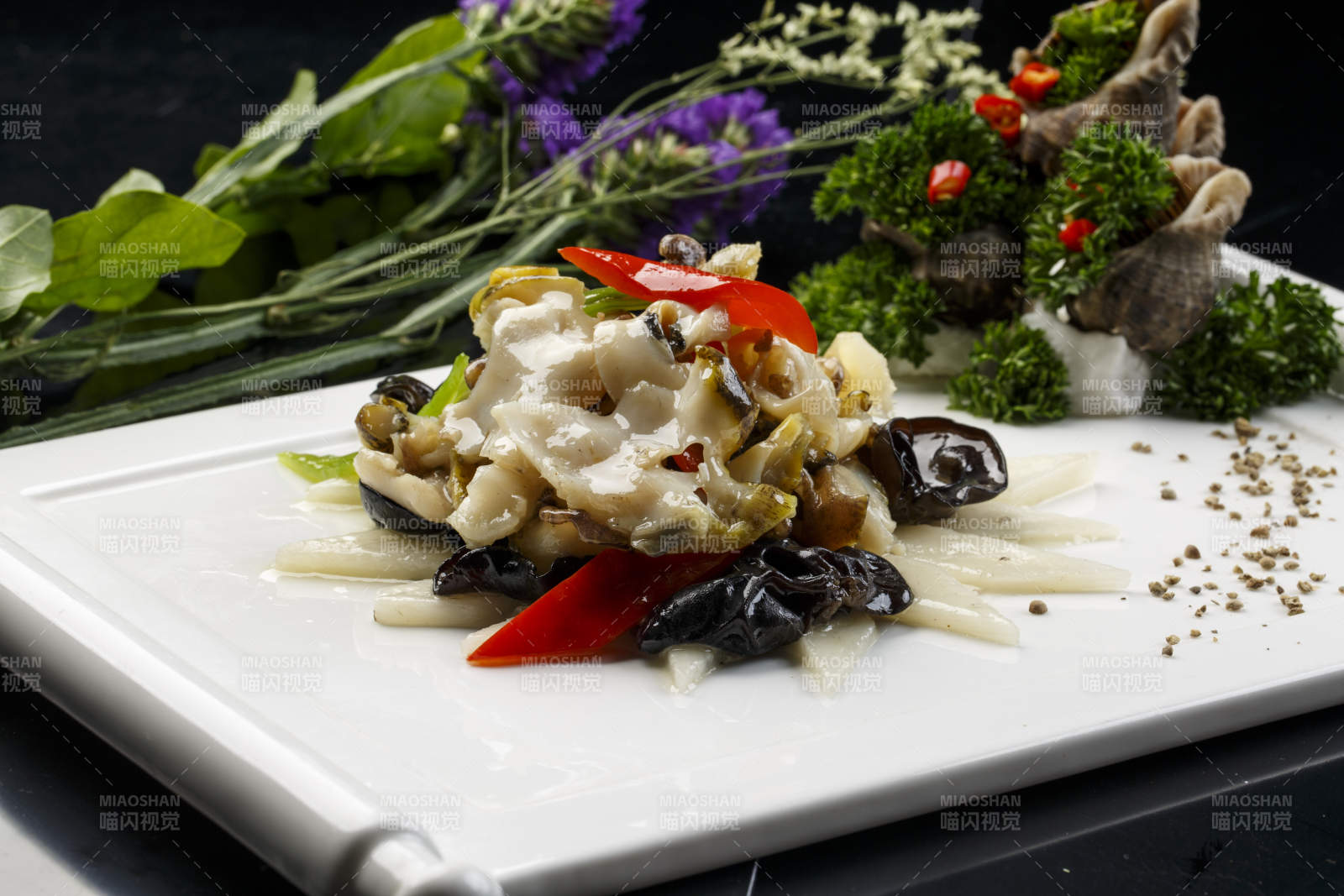 长方形白瓷盘装的海鲜木耳彩椒爆海螺图片