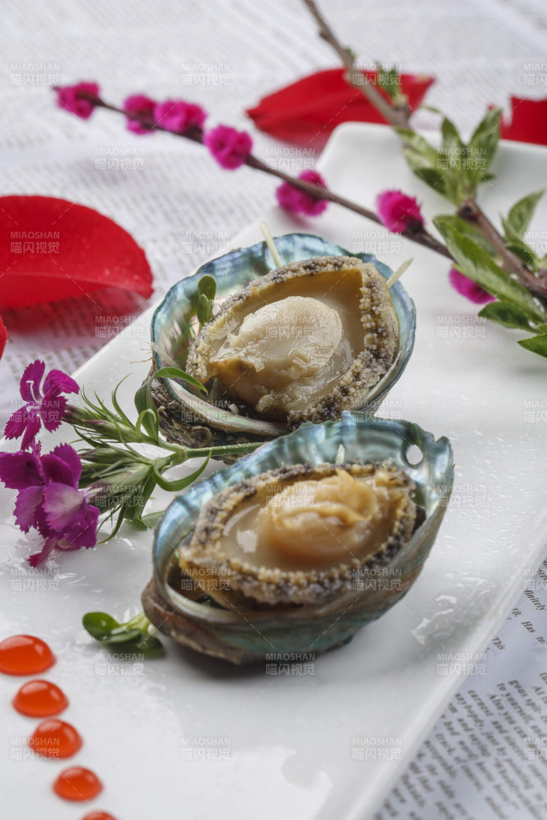 长方形白瓷盘装的海鲜刺身活鲍鱼图片