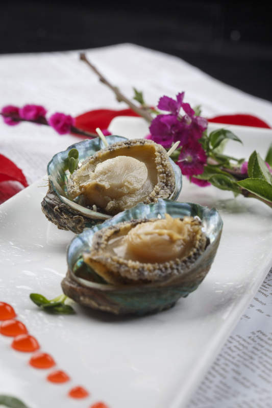 长方形白瓷盘装的海鲜刺身活鲍鱼图片