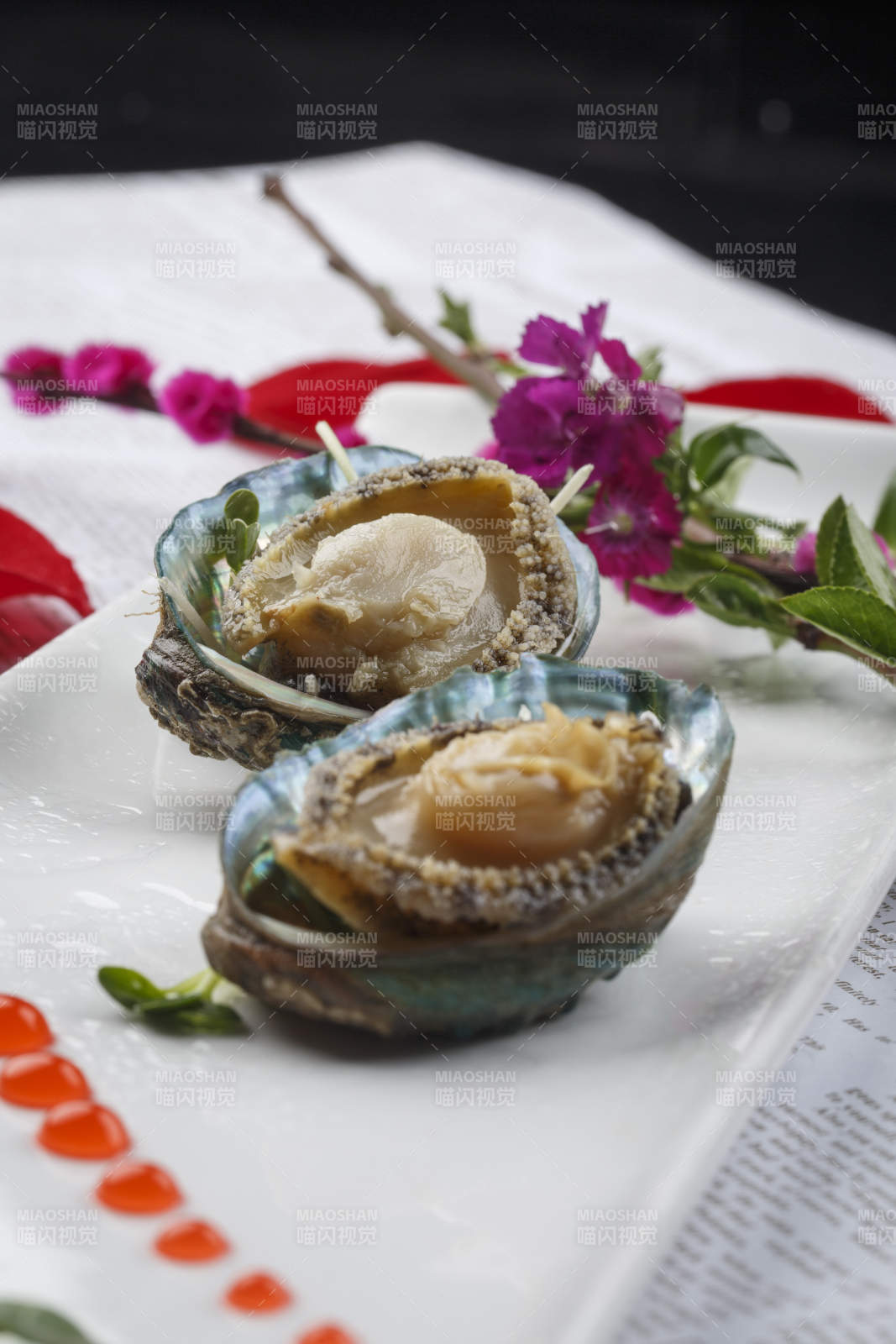 长方形白瓷盘装的海鲜刺身活鲍鱼图片