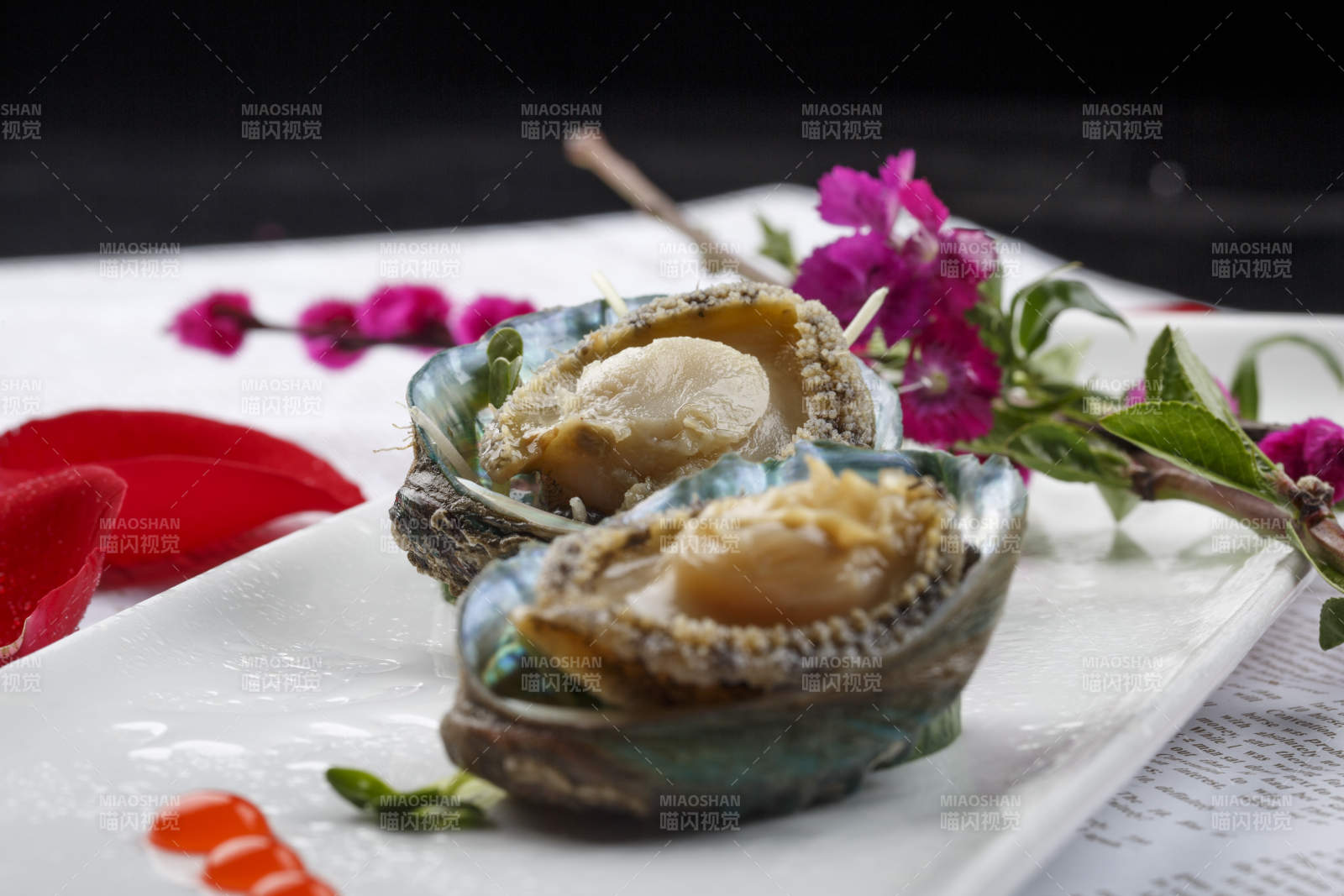 长方形白瓷盘装的海鲜刺身活鲍鱼图片