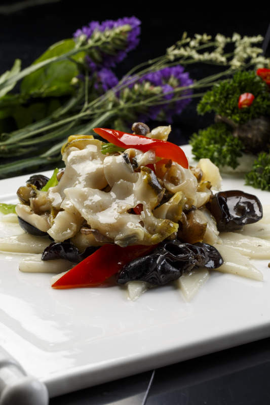 长方形白瓷盘装的海鲜木耳彩椒爆海螺图片