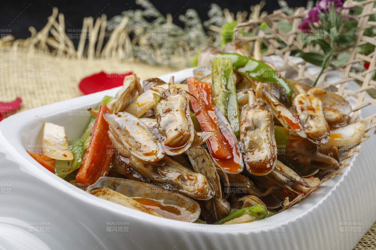 异形白瓷盘装的海鲜辣炒蛏子图片