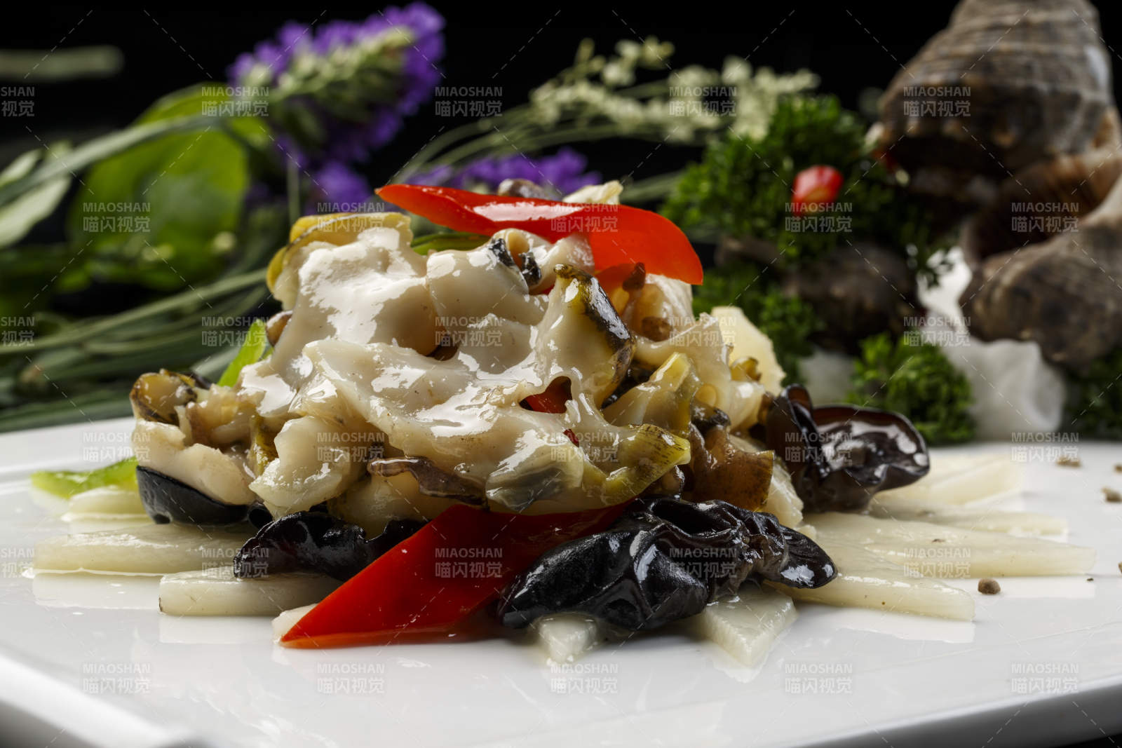 长方形白瓷盘装的海鲜木耳彩椒爆海螺图片