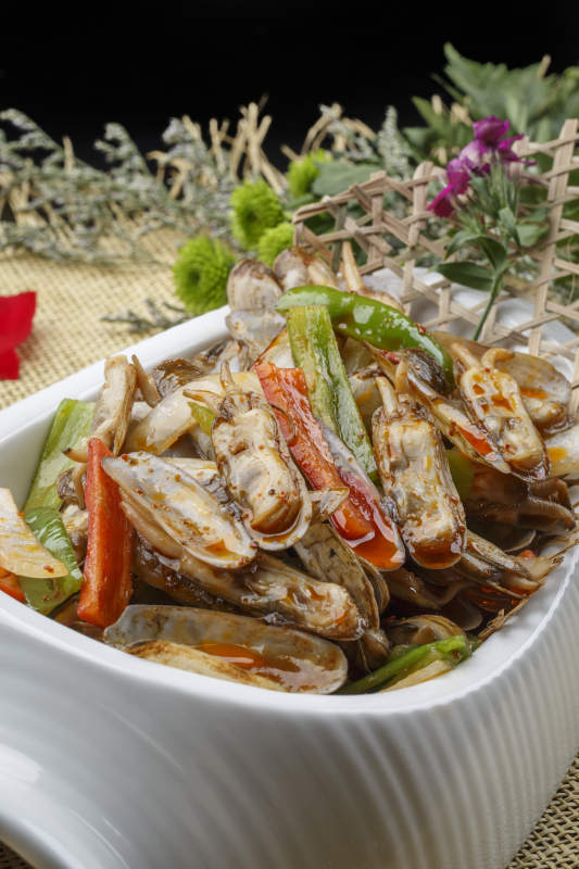 异形白瓷盘装的海鲜辣炒蛏子图片