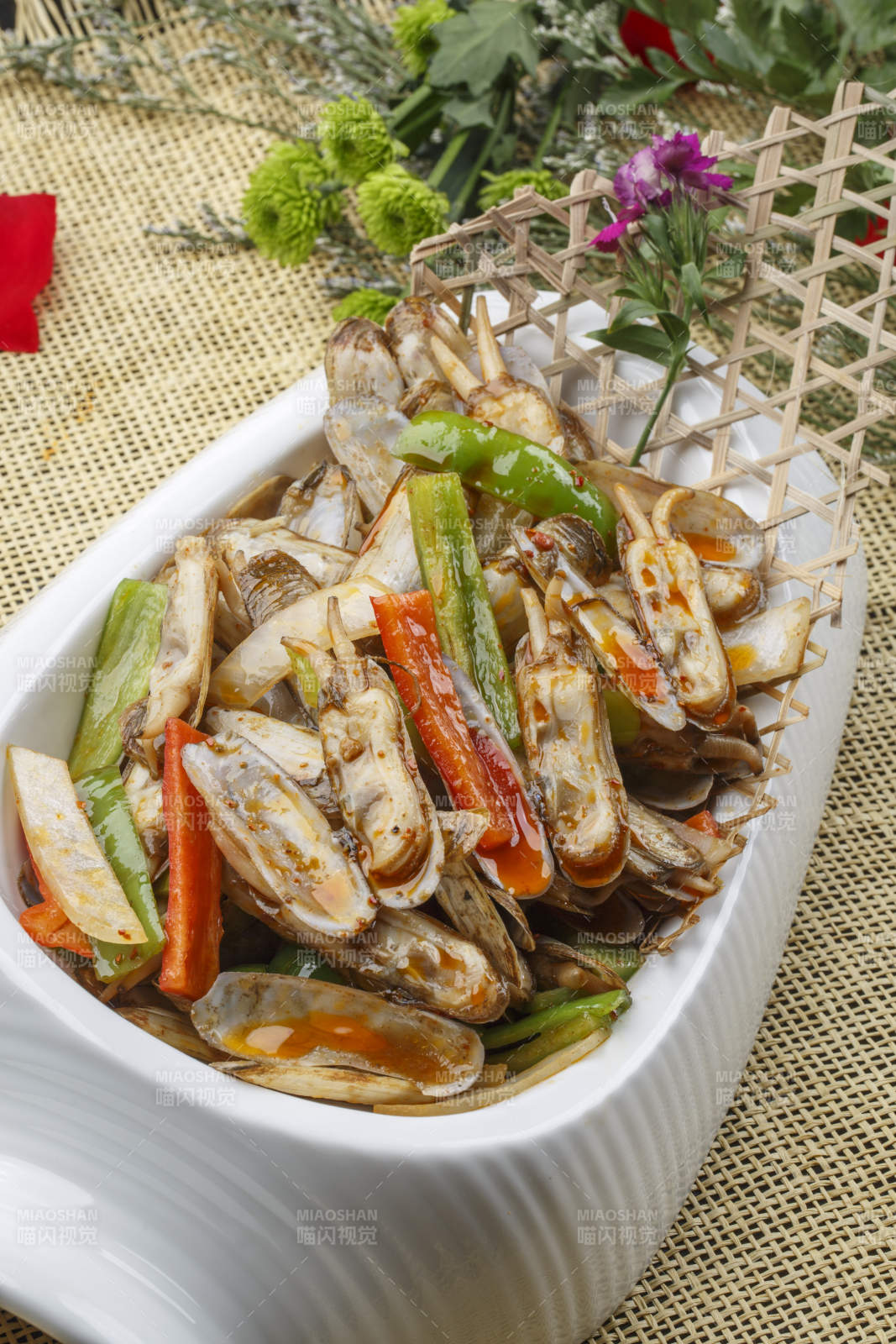 异形白瓷盘装的海鲜辣炒蛏子图片