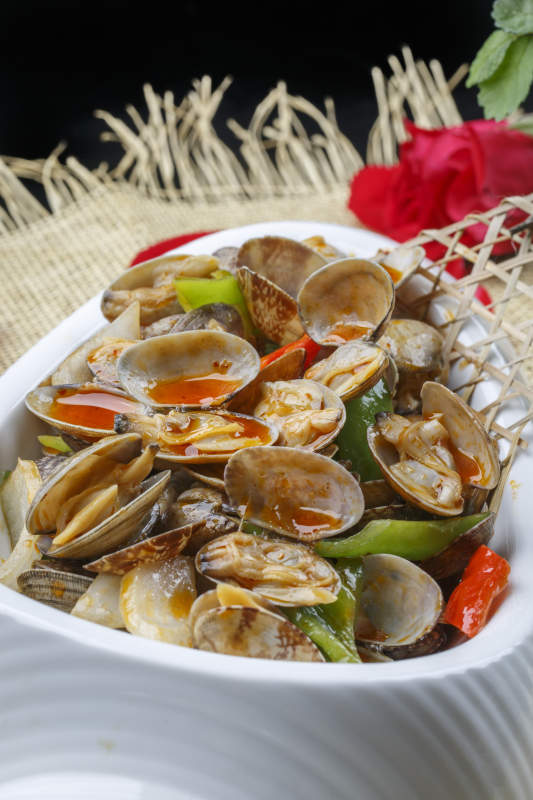 异形白瓷盘装的海鲜辣炒花蛤图片