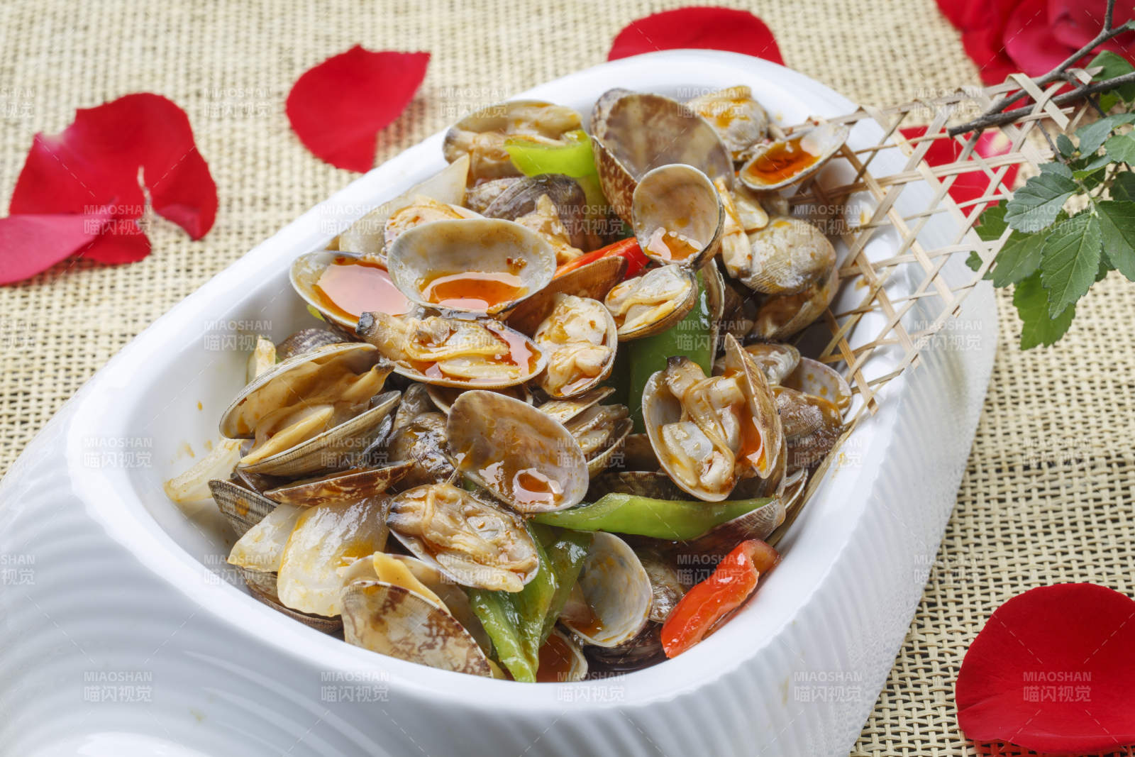 异形白瓷盘装的海鲜辣炒花蛤图片