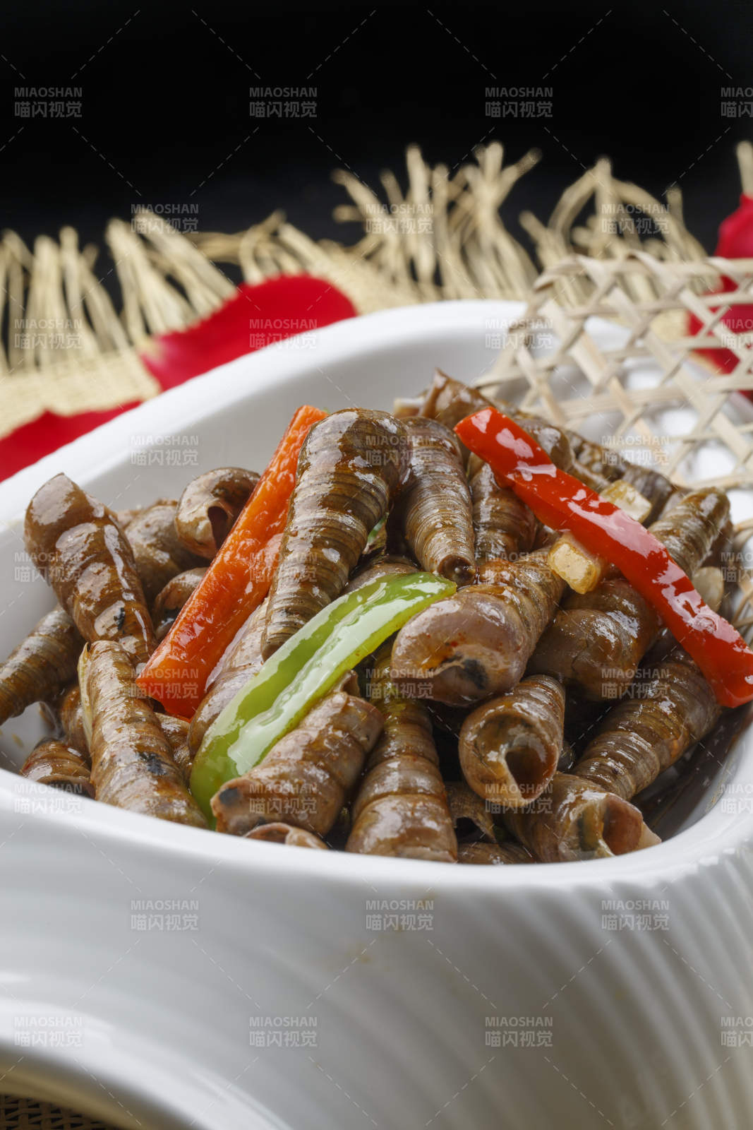 异形白瓷盘装的海鲜辣炒珍螺钉子螺图片